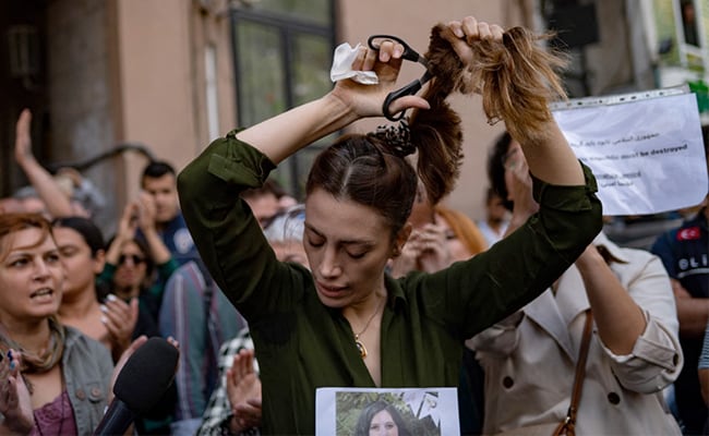 Nasibe Samsaei cutting her hair in a protest outside the Iranian consulate in Istanbul on September 21st