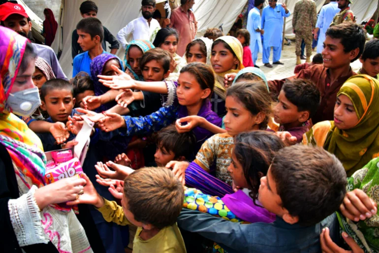 Line+for+relief+made+by+children+in+Pakistan%E2%80%99s+southwestern+Balochistan+province%2C+Jaffarabad